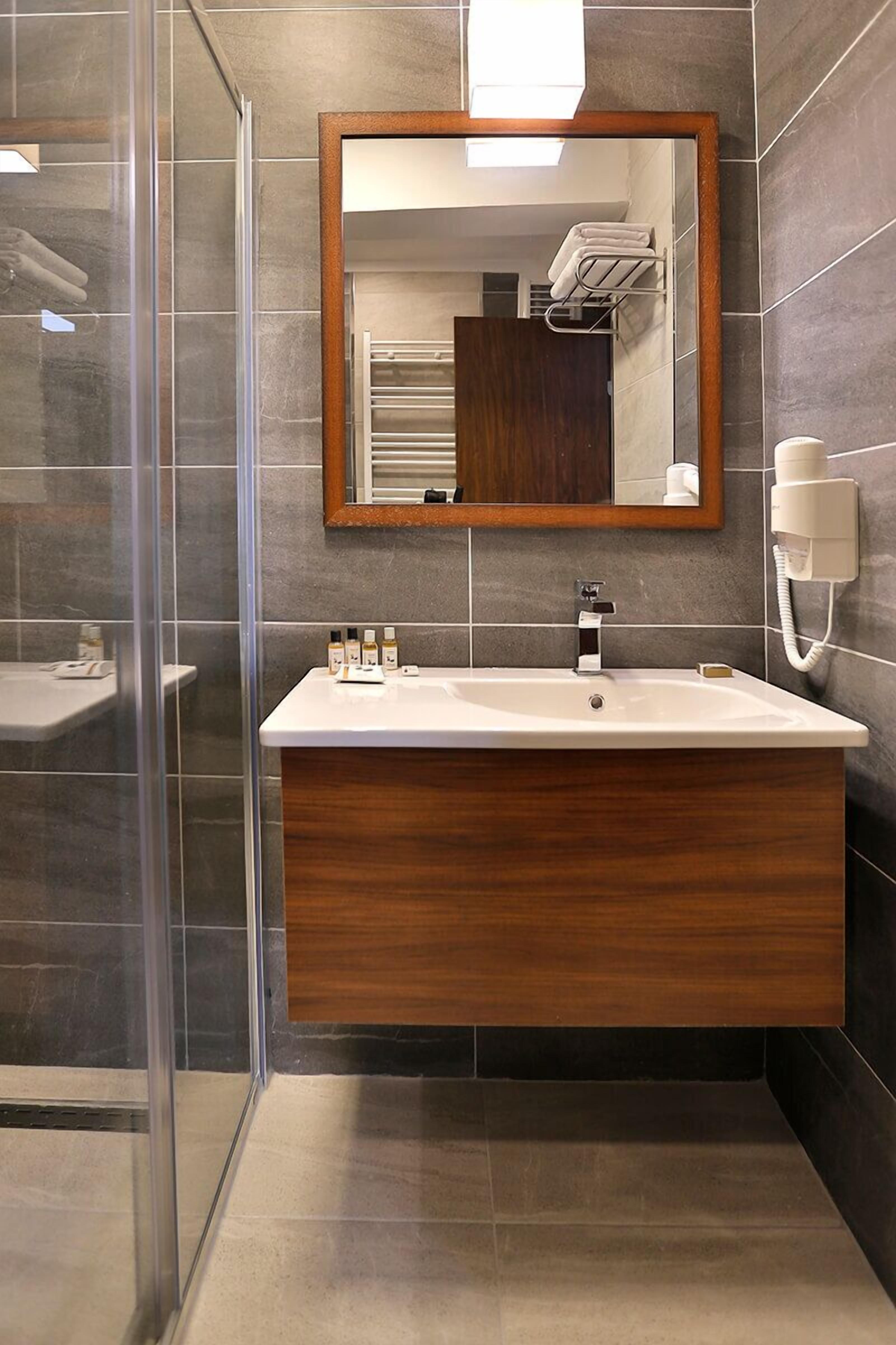 standard room, sea view | bathroom | shower, free toiletries, hair dryer, slippers