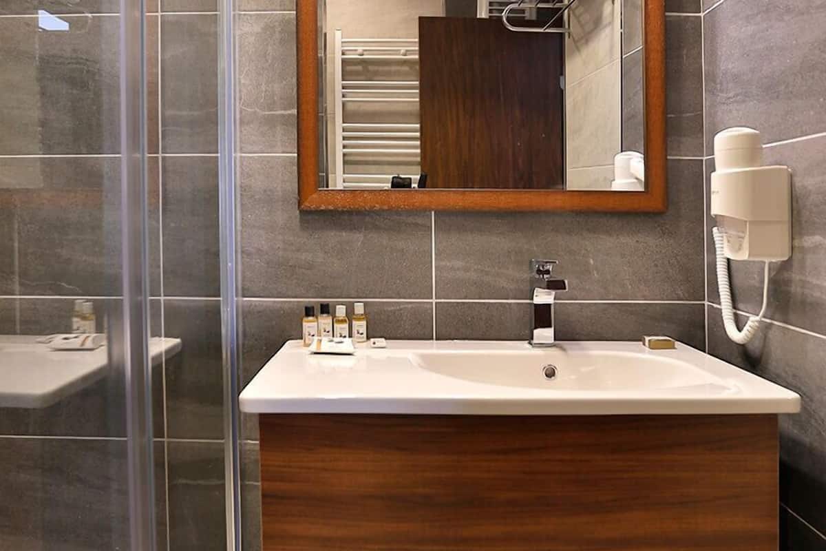 standard room, sea view | bathroom | shower, free toiletries, hair dryer, slippers