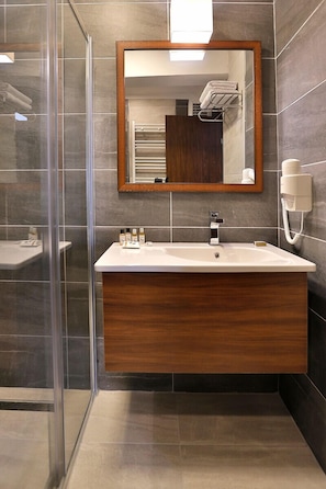 Standard Room, Sea View | Bilik Mandi | Pancuran mandi, kelengkapan dandanan diri percuma, pengering rambut 