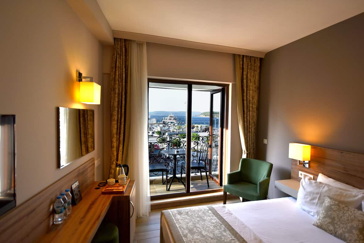 Standard Room, Sea View | Premium bedding, minibar, in-room safe, desk