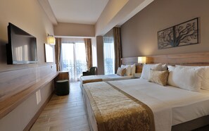 Family Room, Sea View | Peralatan tempat tidur premium, bar mini, peti besi dalam bilik, meja 