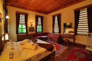 Habitación doble | Caja de seguridad en la habitación, escritorio y wifi gratis 