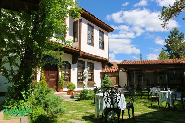 Vista frontal de la propiedad