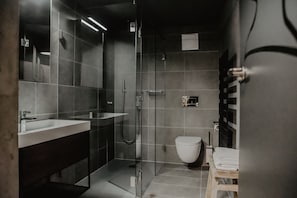 Apartamento luxo, 3 quartos, vista para a montanha, ao lado da montanha | Banheiro | Chuveiro/banheira combinados, secador de cabelo, chinelos