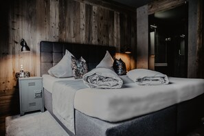 Deluxe Apartment, 3 Bedrooms, Mountain View, Mountainside | 1 bedroom, premium bedding, desk, soundproofing - Black Eagle Luxury Loft Appartement (Mayrhofen)
