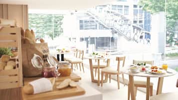 Daily cooked-to-order breakfast (THB 250 per person)