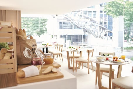 Desayuno a la carta diario (THB 250 por persona)