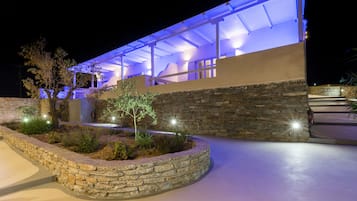 Fassade der Unterkunft – Abend/Nacht