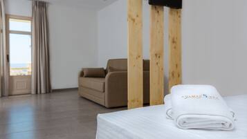 Superior Room with side sea view and mini plunge pool, up to 4 persons | Oleskelualue | Taulutelevisio