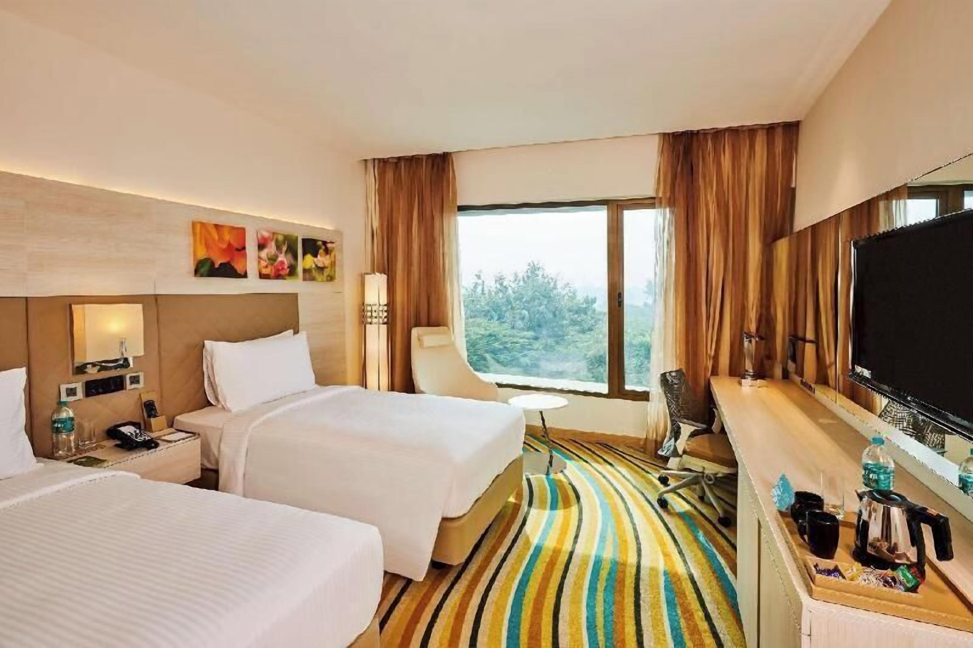 Luxe beddengoed, een kluis op de kamer, een bureau