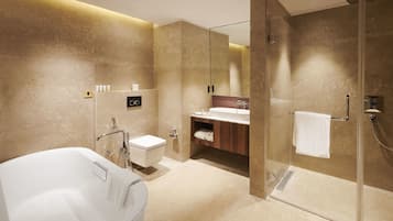 Un bagno moderno con una vasca freestanding, una doccia con pareti in vetro e un mobile lavabo con specchio.