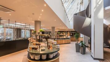 Desayuno buffet diario (EUR 25 por persona)
