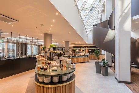 Daily buffet breakfast (EUR 25 per person). Hilton Garden Inn Frankfurt City Centre