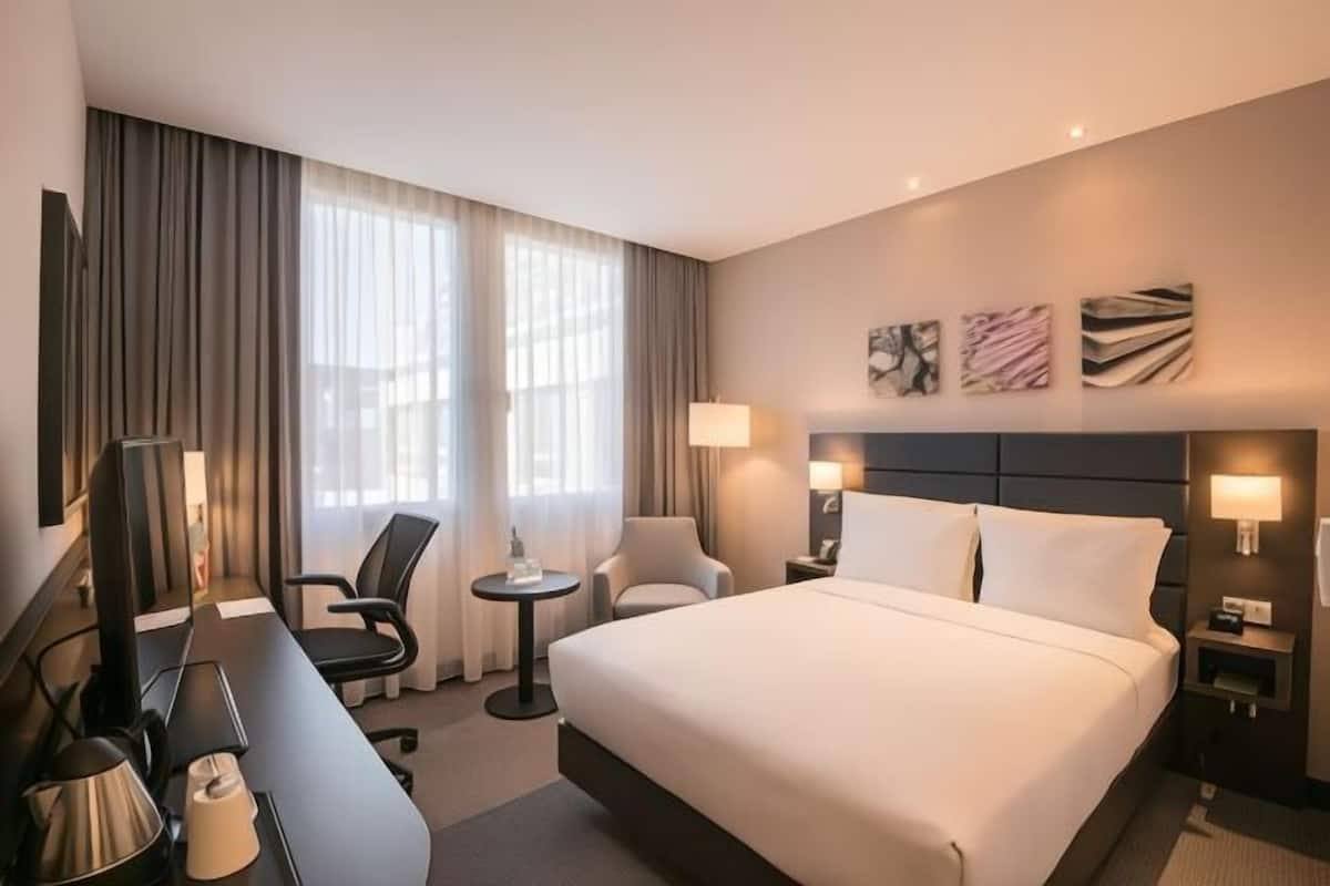 Hochwertige Bettwaren, Zimmersafe, Schreibtisch, Verdunkelungsvorhänge