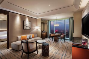 Suite, 1 slaapkamer | Een minibar, een kluis op de kamer, een bureau, geluiddichte muren