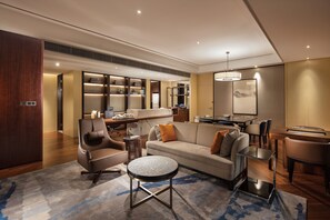 Deluxe Suite, 1 Bedroom | Ruang tamu | TV LCD, mainan 