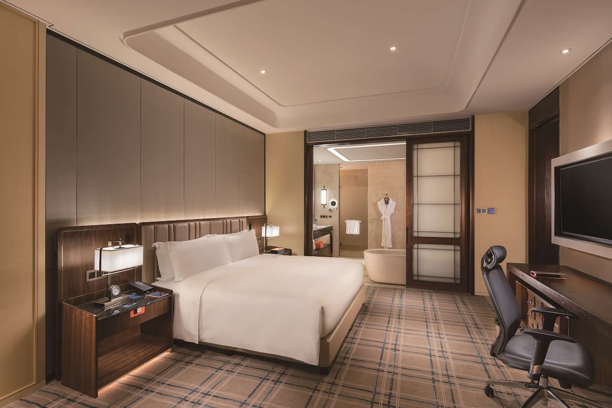 Deluxe-suite - 1 soveværelse | Minibar, pengeskab på værelset, skrivebord, lydisolering