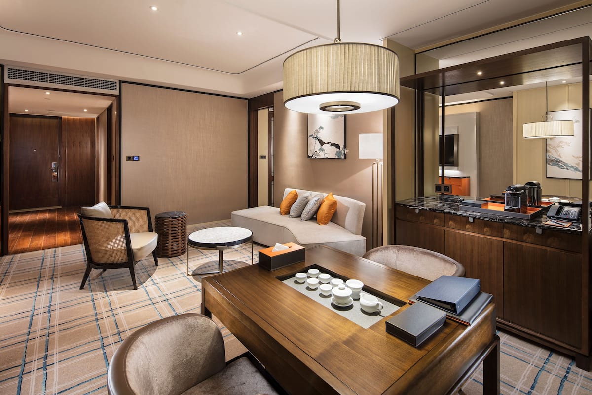 suite, 1 bedroom | living room | lcd tv, toys