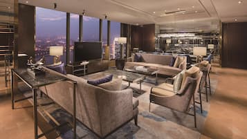 Presidential-Suite, 2 Schlafzimmer | Wohnbereich | LCD-Fernseher, Kinderspielzeug