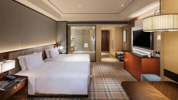 Minibar, caja de seguridad en la habitación y escritorio