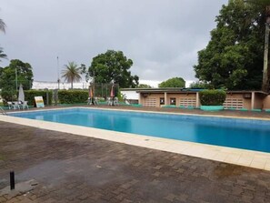 Una piscina al aire libre