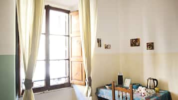 Habitació triple Deluxe, diversos llits, bany privat | Caixa forta a l'habitació, escriptori i planxa i posts de planxar