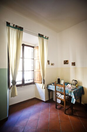 Deluxe-Dreibettzimmer, Mehrere Betten, eigenes Bad | 1 Schlafzimmer, Zimmersafe, Schreibtisch, Bügeleisen/Bügelbrett