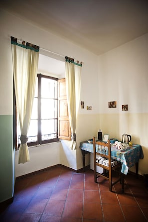Deluxe-Dreibettzimmer, Mehrere Betten, eigenes Bad | 1 Schlafzimmer, Zimmersafe, Schreibtisch, Bügeleisen/Bügelbrett