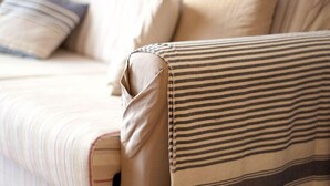Firemannsrom – standard, 1 queensize-seng med sovesofa, privat bad | Oppholdsområde | Flatskjerm-TV