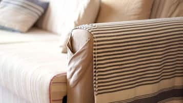 Habitació quàdruple estàndard, 1 llit de matrimoni i sofà llit, bany privat | Sala d'estar | Televisor de pantalla plana