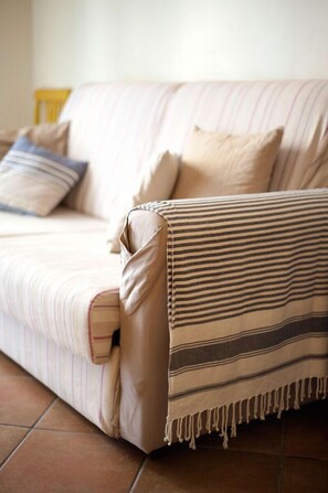 Chambre Quadruple Standard, 1 grand lit et 1 canapé-lit, salle de bains privée | Coin séjour