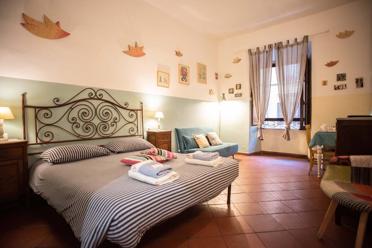 Tripla Deluxe, letti multipli, bagno privato | Una cassaforte in camera, una scrivania, ferro/asse da stiro