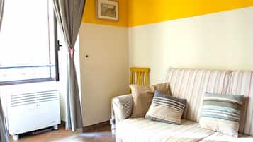 Quarto quádruplo standard, 1 cama Queen e sofá-cama, banheiro privativo | Área de estar | TV de tela plana