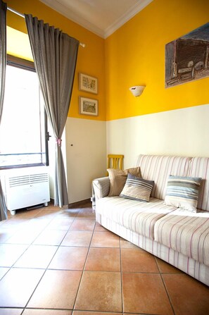 Chambre Quadruple Standard, 1 grand lit et 1 canapé-lit, salle de bains privée | Coin séjour