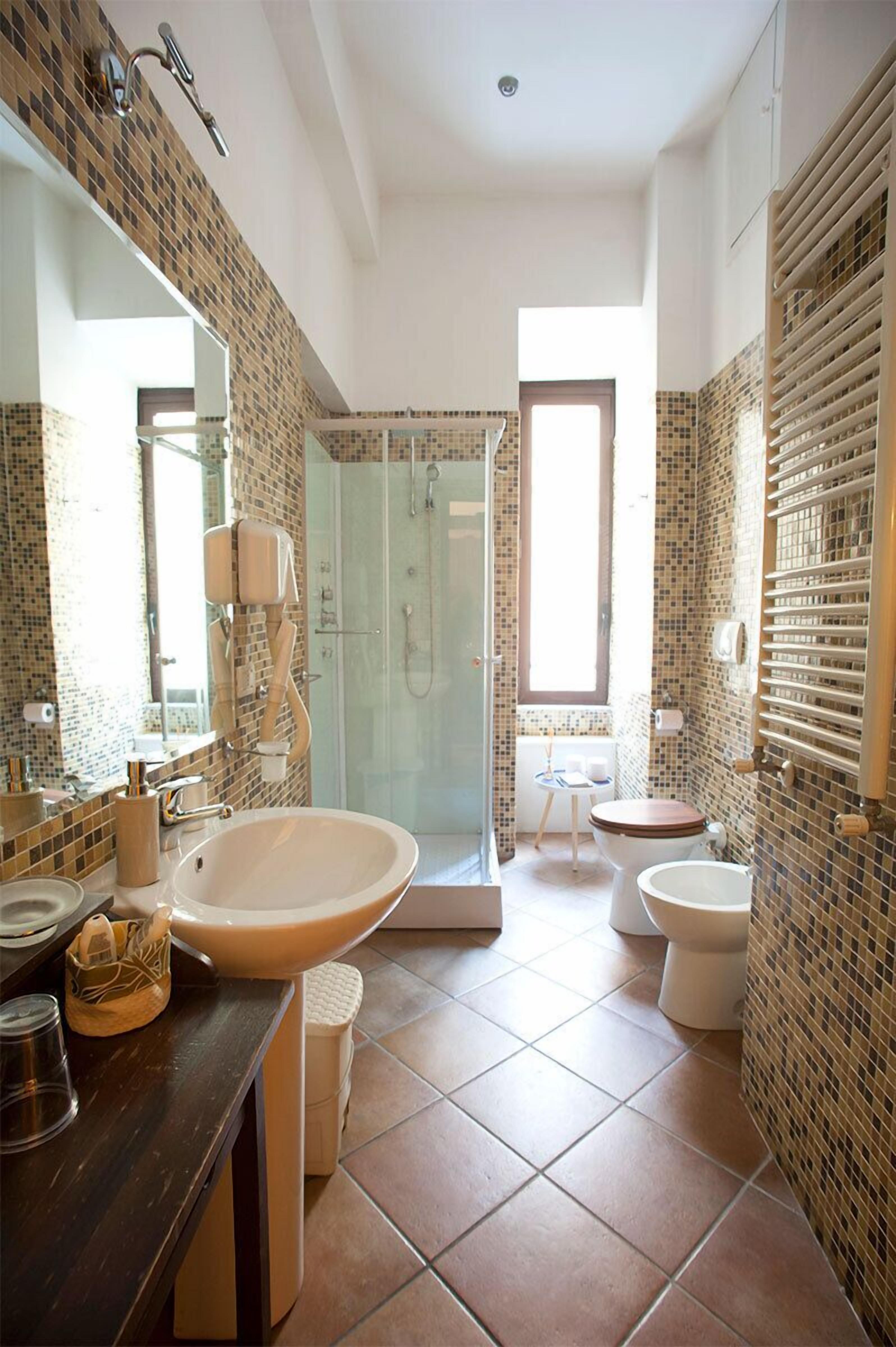 Standard Double or Twin Room, 1 Queen Bed, Private Bathroom | Bathroom