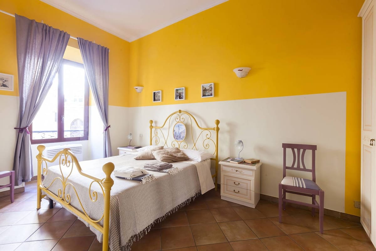Quadrupla Standard, 1 letto queen con divano letto, bagno privato | Una cassaforte in camera, una scrivania, ferro/asse da stiro