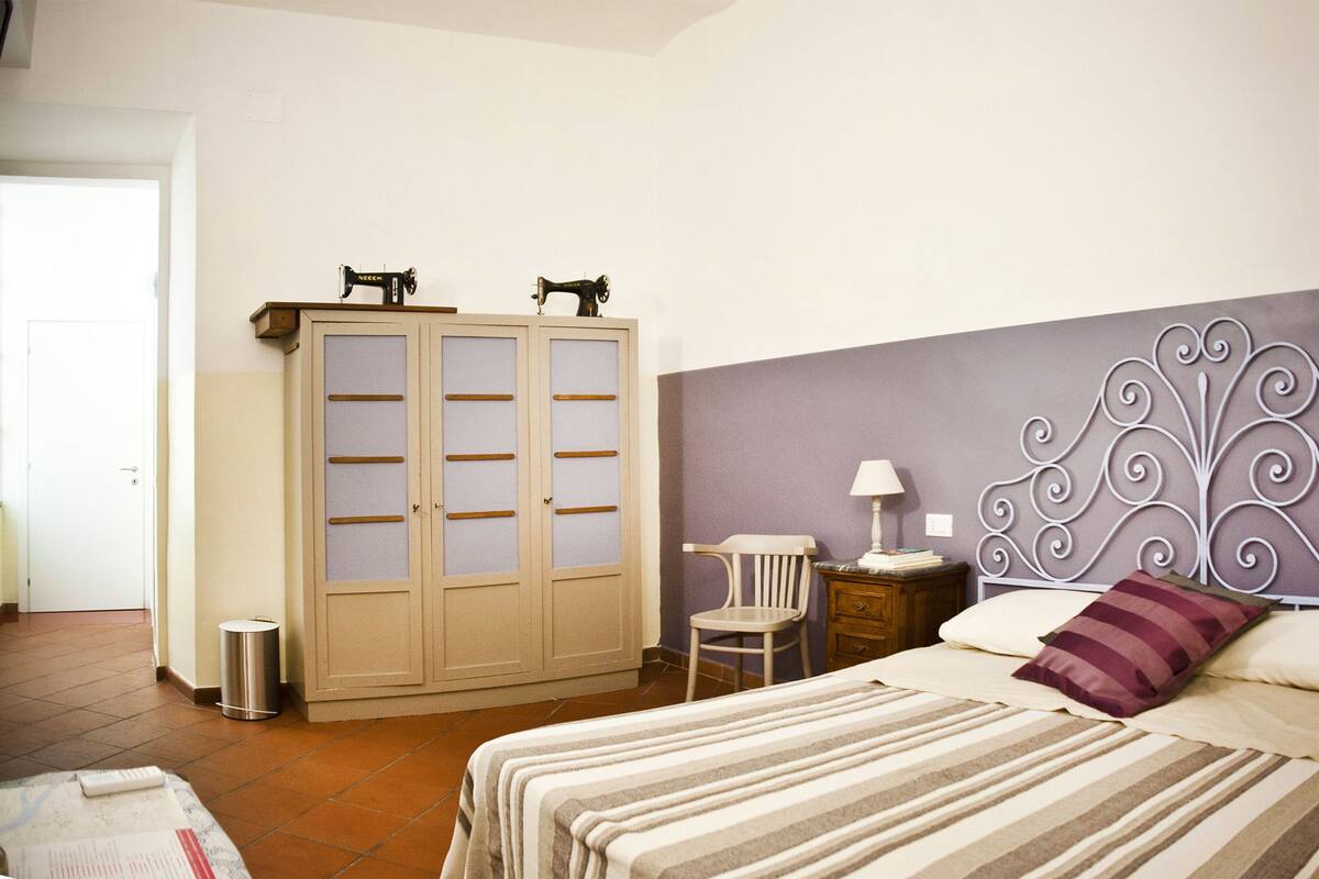 Quadrupla Comfort, 1 letto queen con divano letto, bagno privato | Una cassaforte in camera, una scrivania, ferro/asse da stiro
