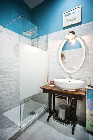 Deluxe Triple Room, Multiple Beds, Private Bathroom | Bathroom | Shower, free toiletries, hair dryer, bidet - Trastevere Dream House (Rome)