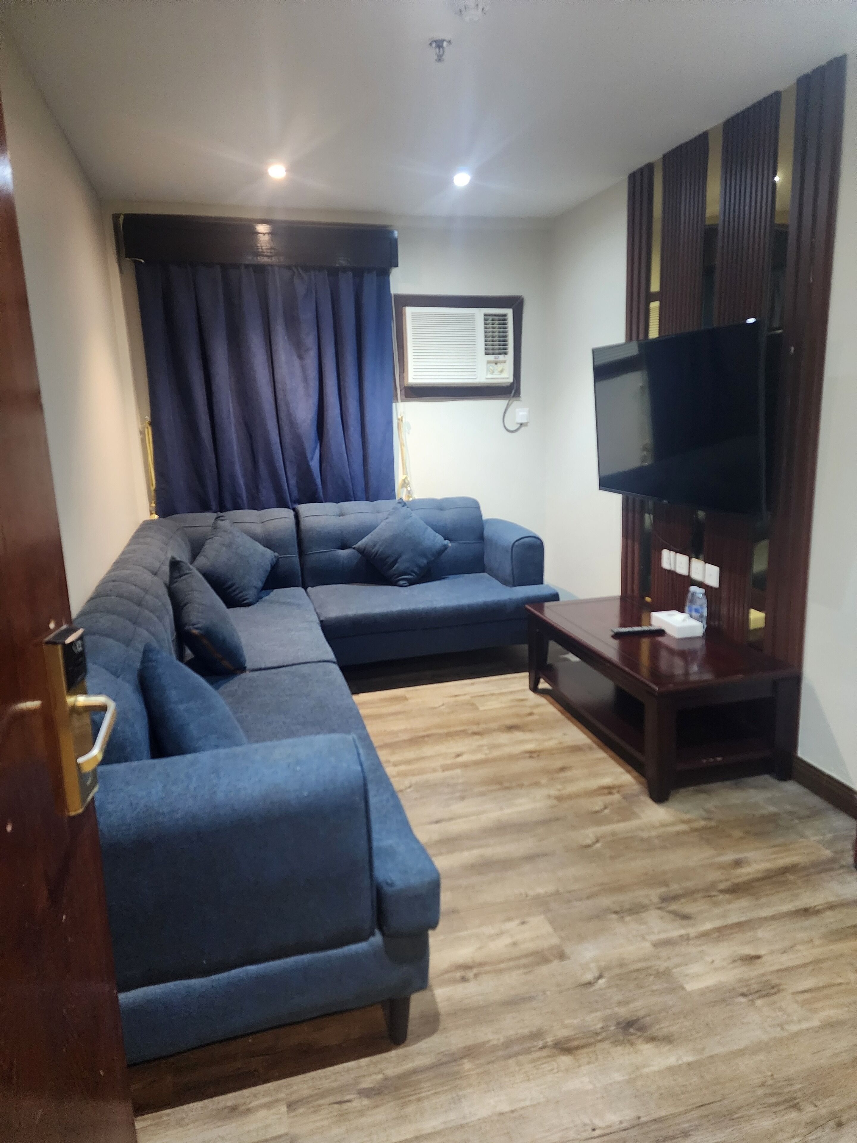 43-吋LED 液晶電視，提供有線頻道