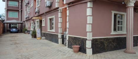 Façana frontal de l'allotjament