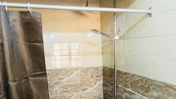 Deluxe Room | Bathroom | Shower, rainfall showerhead, free toiletries, towels