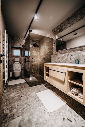 Ático Deluxe, 3 habitaciones, cocina, vistas al valle | Baño | Secador de pelo, zapatillas, toallas y jabón