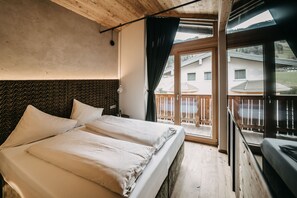 Premium bedding, down duvets, individually furnished, desk - Black Eagle Luxury Appartement (Schwendau)