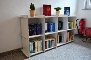 Library - Gästehaus Am Hochsimmer (Ettringen)