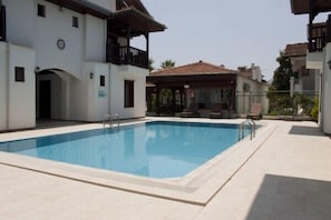 Outdoor pool, pool umbrellas, sun loungers - Erdem Hotel (Ula)