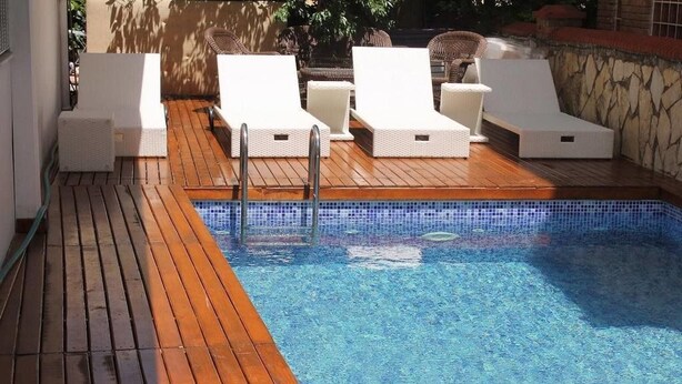 Outdoor pool, pool umbrellas, sun loungers - Kosa Hotel (Marmaris)