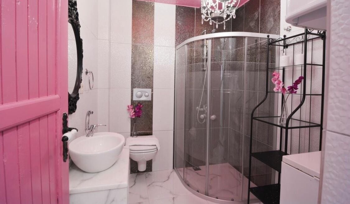 Habitación superior | Baño | Regadera, amenidades de baño gratuitas, secadora de cabello, pantuflas 