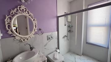 Habitación estándar | Baño | Ducha, artículos de higiene personal gratuitos y secador de pelo