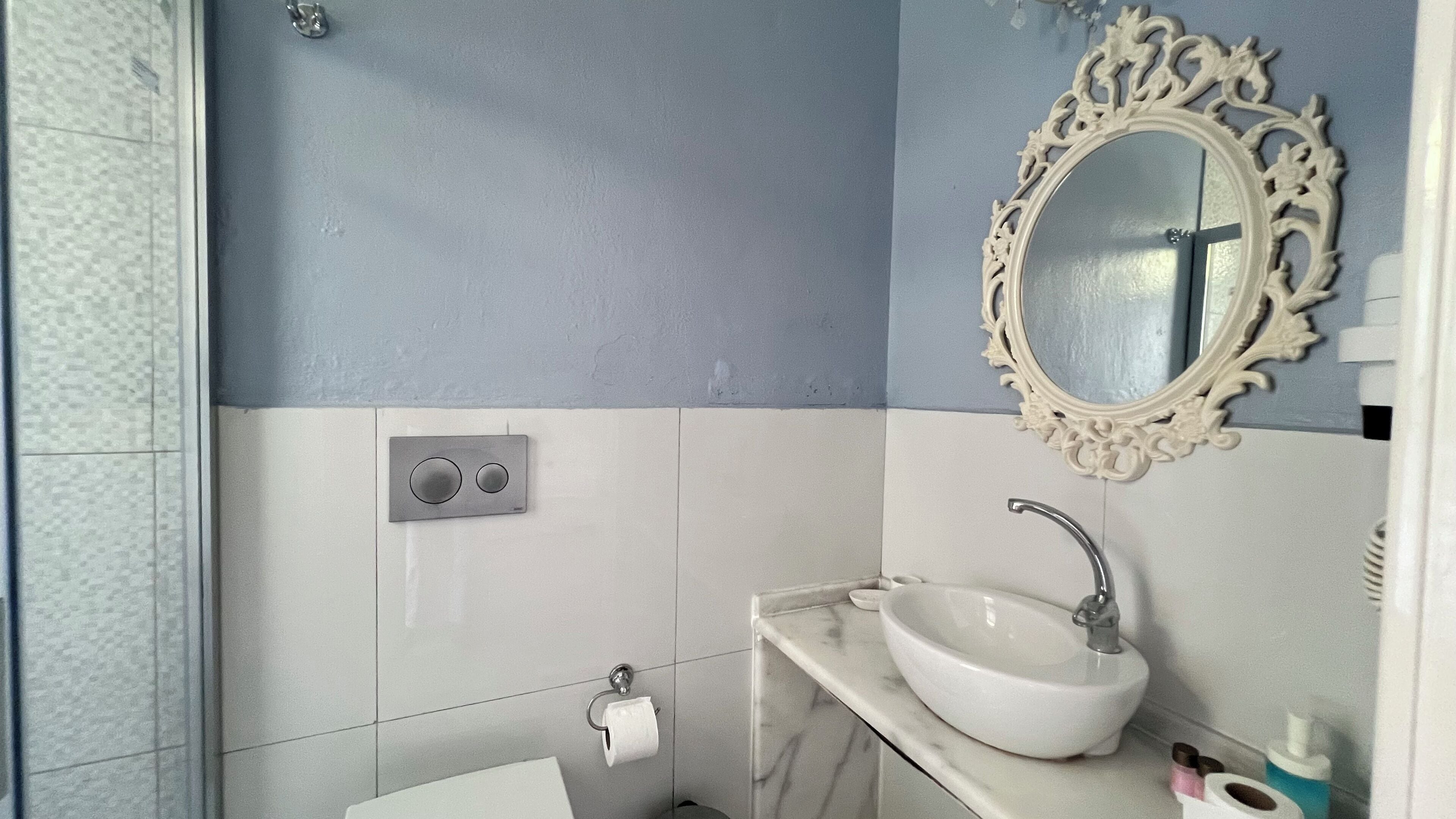 Kamar Deluks | Kamar mandi | Shower, perlengkapan mandi gratis, pengering rambut, dan sandal