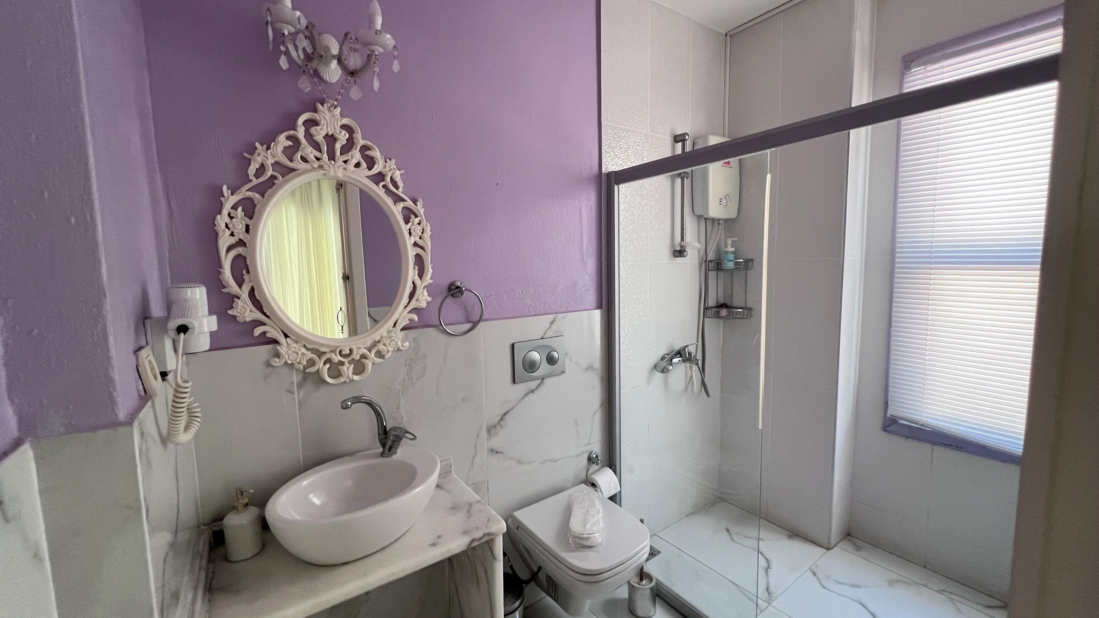 Standardzimmer | Badezimmer | Dusche, kostenlose Toilettenartikel, Haartrockner, Hausschuhe